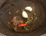 Foto del passaggio 1 della ricetta Rana pescatrice (o coda di rospo) con capperi, acciughe e datterini