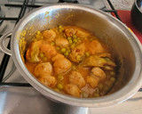 Foto del paso 3 de la receta: Butifarra de pollo con salsa de guisantes, alcachofas y huevo