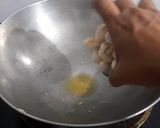 नारियल मावा मखाना तिरंगा बर्फी रेसिपी चरण 1 फोटो