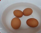 Foto del paso 1 de la receta Huevos rellenos de langostinos y surimi