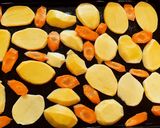 عکس مرحله 2 از دستور فیله ران مرغ با سیبزمینی و هویج