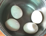 Foto del paso 2 de la receta: Huevos Mimosa rellenos de mejillones en escabeche