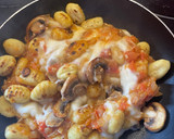 Foto del paso 4 de la receta: Gnocchis con huevos y champiñones en salsa de tomate