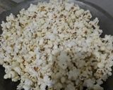 Foto langkah ke 2 dari resep Popcorn coklat.