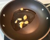 秋茄蒜香鮪魚紅醬天使麵的食譜步驟2照片