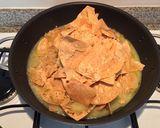 Foto del paso 4 de la receta: Chilaquiles verdes con crema y queso