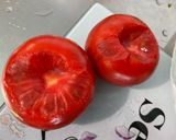 Une image de l'étape 5 de Salade composée au concombre, tomates, feuille de chêne et oignon rouge.
