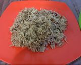 Foto langkah ke 1 dari resep Mie goreng saos sambal ikan cakalang.