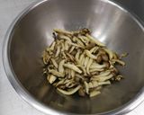 รูปขั้นตอนการทำที่ 2 ของ เห็ดสี่สหาย (Assorted Mushroom Dish)