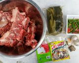Foto langkah ke 1 dari resep Soup Iga Babi Sawi Asin.