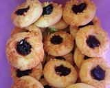 Foto langkah ke 5 dari resep Thumbprint blueberry.