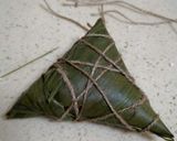 A picture of step 4 of Zongzi Chinese dragon boat festival.