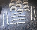 Foto del paso 3 de la receta: Masa de churrinches original chilena con forma de medialuna