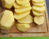 Foto del paso 1 de la receta: Truchas arcoíris con cama de papas y cebolla