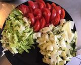 Une image de l'étape 3 de Salade de tomates carottes romaine et courgettes à la feta.