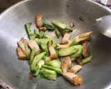 รูปขั้นตอนการทำที่ 2 ของ ผัดคะน้าหมูกรอบไข่ดาวราดข้าว