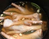 Hình bước làm 2 của món Chân gà rim bia bằng nồi cơm điện