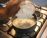 Foto del paso 2 de la receta: Croquembouche (masa choux y crema pastelera)