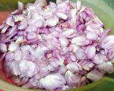 Foto langkah ke 2 dari resep Bawang goreng renyah.