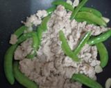 รูปขั้นตอนการทำที่ 2 ของ ผัดเห็ดนางฟ้าถั่วหวานหมูสับ