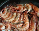Une image de l'étape 1 de Crevettes sautées à l'ail et romain.