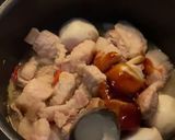 รูปขั้นตอนการทำที่ 4 ของ ผัดกระเพรา พริกแห้ง ลูกชิ้นปลาภูเก็ต หมูสามชั้น