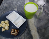 A picture of step 1 of Dates and banana shake.