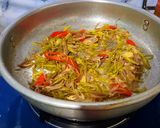 Hình bước làm 2 của món Gà xào sả ớt