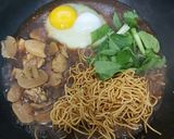 Gambar langkah 6 resipi Sizzling Yee Mee.