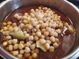 Costilla de cerdo guisada con garbanzos y patatas