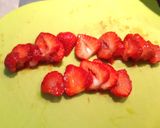 Une image de l'étape 2 de Carpaccio de fraises au sirop d'orange.
