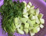Hình bước làm 2 của món Day 12 : Canh đu đủ nấu sụn non, đùi gà bọc nấm, bí ngòi xào_eat1000