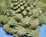 Foto del paso 1 de la receta: Coliflor romanesco gratinado con bechamel de anchoas y algo más!
