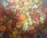Foto del paso 2 de la receta: Muslitos de pollo en salsa con patatas