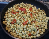 Foto del paso 4 de la receta: Habitas baby con piquillos y jamón 