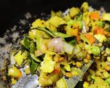 A picture of step 1 of Mixed vegetables chiwda upma.