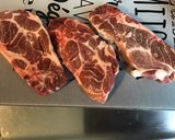 Une image de l'étape 3 de Côtes de porc aux olives bicolores et échalotes.