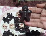 टेड्डी बेयर एंड फ्लावर शेप चॉकलेट (teddy bear and flower shaped chocolate recipe in Hindi) रेसिपी चरण 2 फोटो