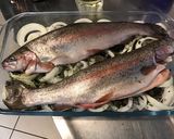 Une image de l'étape 4 de Truites saumonées aux oignons doux d Italie et aromates de la mer.