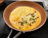 Foto del paso 2 de la receta: Tortilla de queso y ajetes con trufa y un toque picante 🌶😏