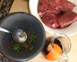 Foto del paso 1 de la receta: Medallones de ciervo en salsa de grosellas con puré trufado