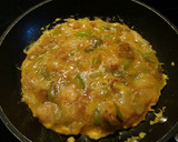 Foto del paso 6 de la receta: Tortilla de calabacín y gambas