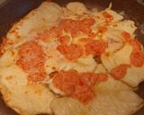 Foto del passaggio 4 della ricetta Pollo con ciliegini e scaglie