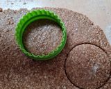 Foto del paso 3 de la receta: Galletas integrales con avena y miel sin manteca