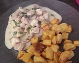 Foto del paso 3 de la receta: Pollo con crema al verdeo y papas doraditas