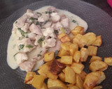 Foto del paso 3 de la receta: Pollo con crema al verdeo y papas doraditas