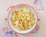 Foto del passaggio 3 della ricetta Pasta con patate e basilico fresco