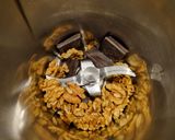 Foto del passaggio 2 della ricetta Biscotti con noci e cioccolato
