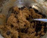 Foto del paso 3 de la receta: Galletas de pepitas de chocolate de Pepa Pig - 4° Cumplemes Carmen (hechas por Mateo)