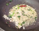 A picture of step 2 of Double tadka lahsuni Urad Dal.